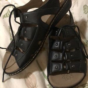 Black lace sandals !
